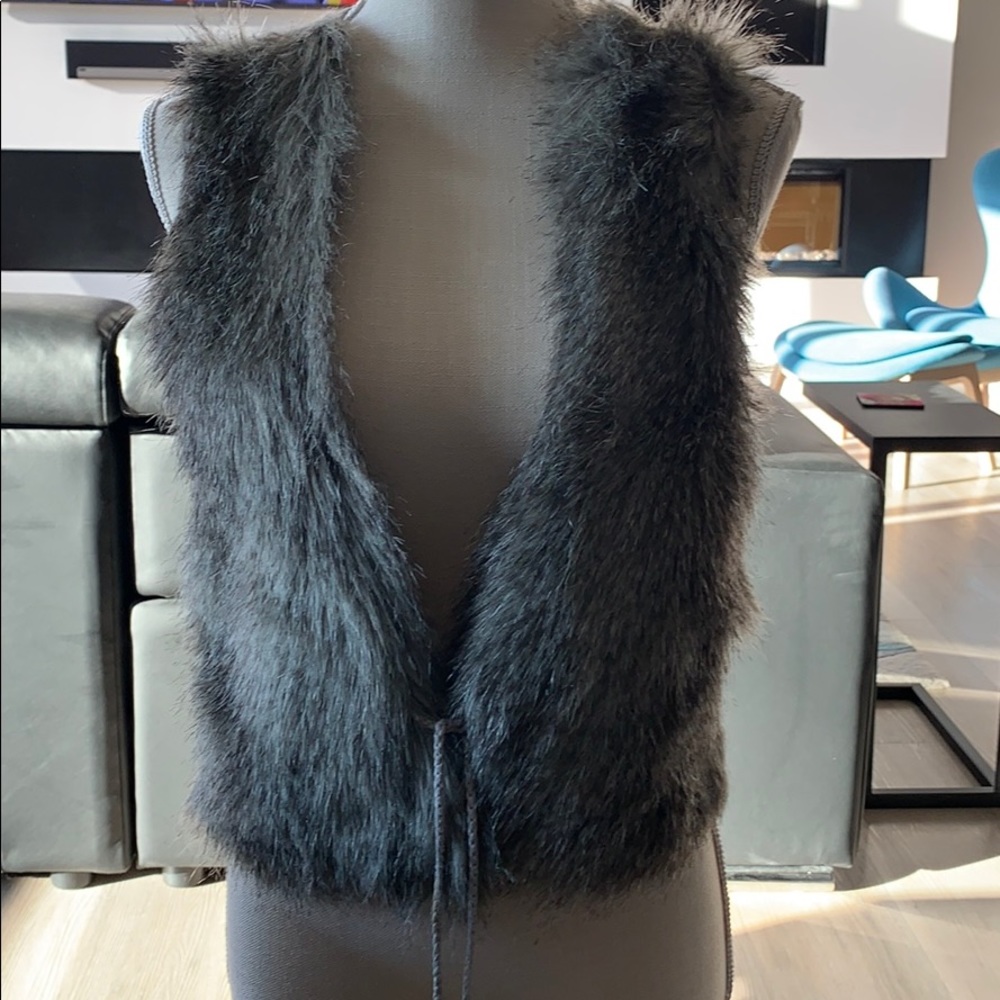 Buckle BKE brand. Size L faux fur vest with lace